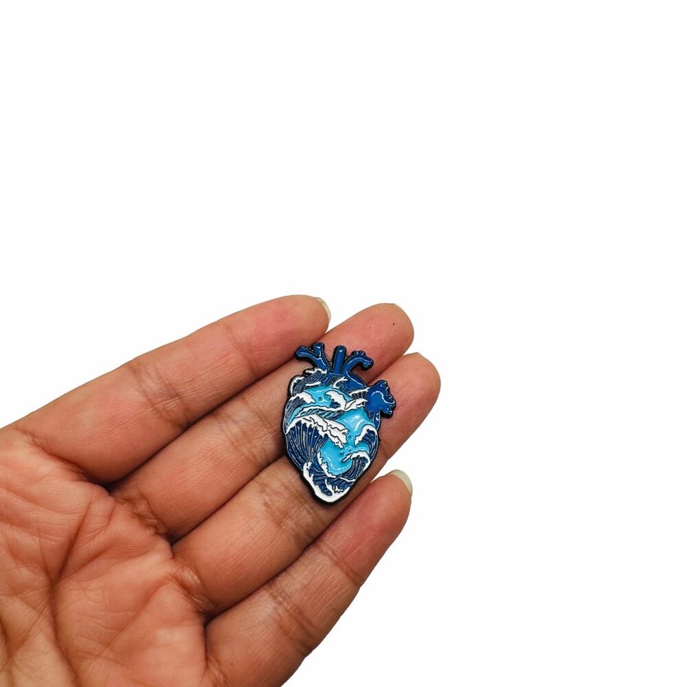 💙Enamel Pin Sea Wave Anatomical Heart Art Metal Ocean Waves Marine Brooch Blue - Picture 2 of 6